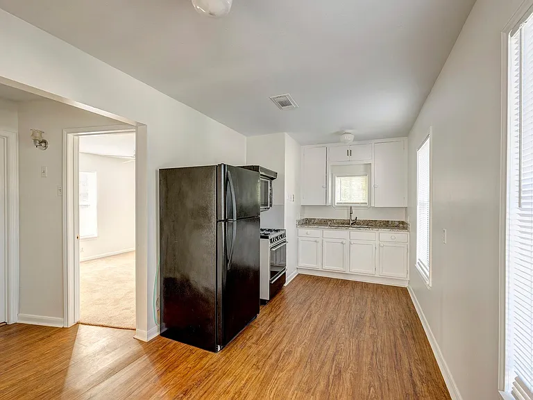 309 W 21st 1/2 St #UPPER — Photo 2