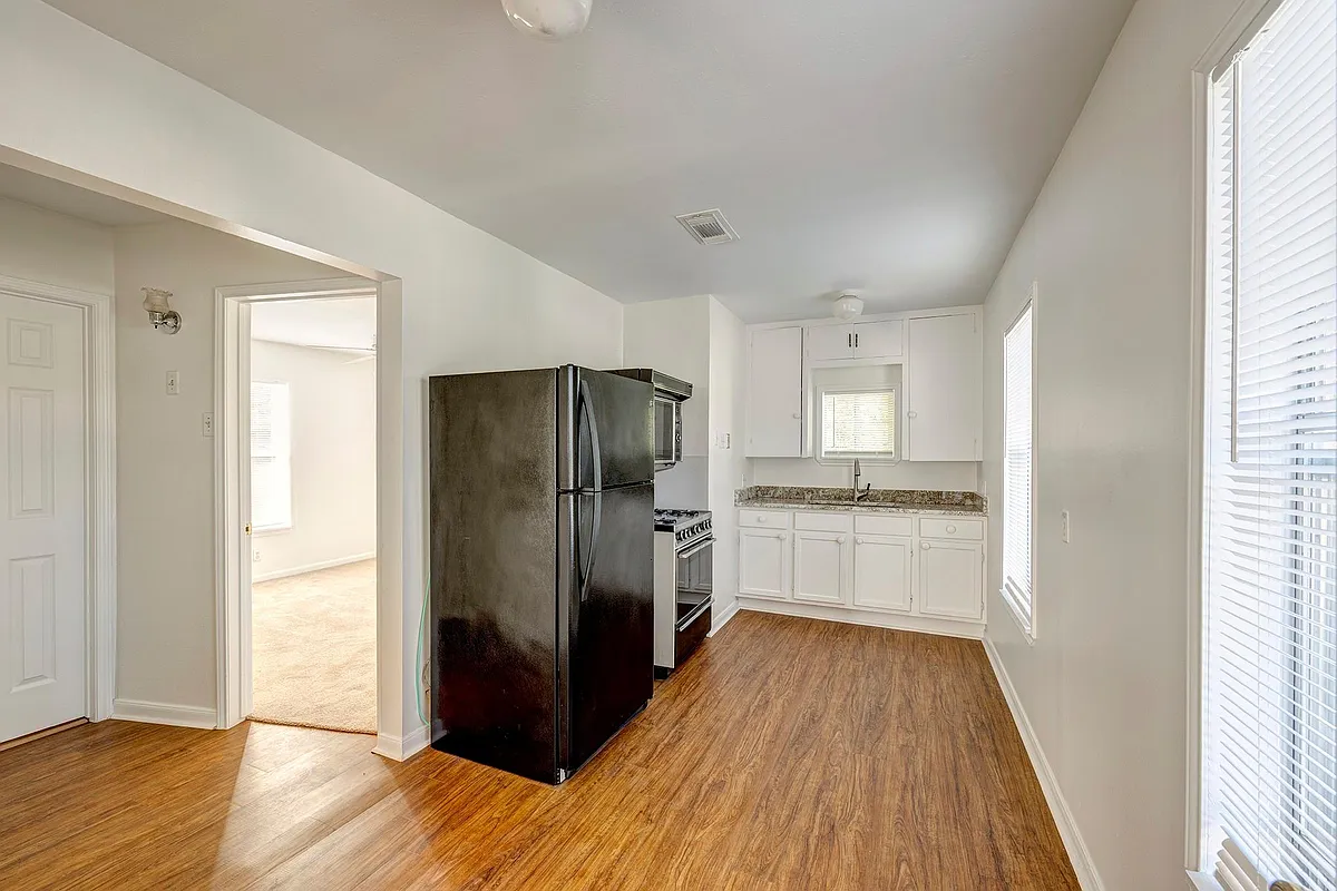 Building Photo - 309 W 21st 1/2 St #UPPER