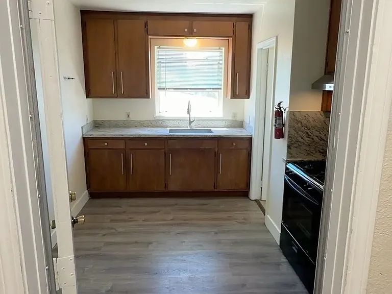 41 E 9th St #UPSTAIRS — Photo 3