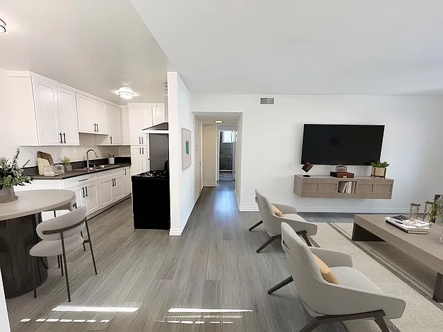 1433 N Detroit St #1 — Photo 2