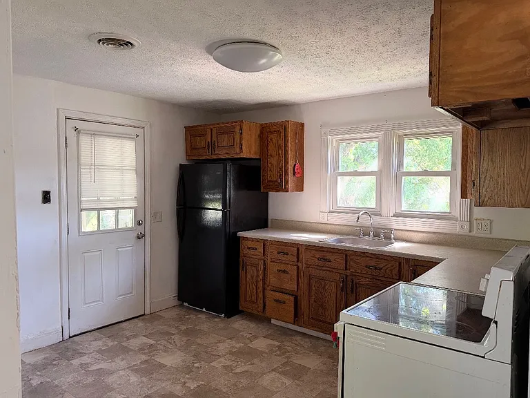 122 N Summit Ave — Photo 3