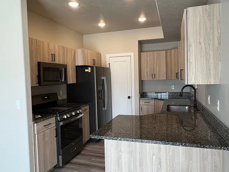 2656 N Clark Pkwy — Photo 3