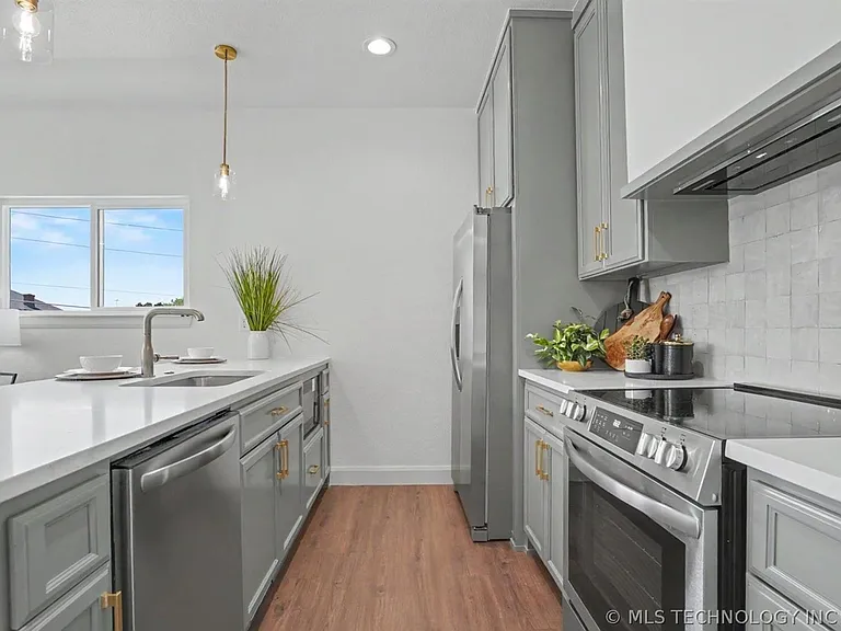 1379 E 13th St — Photo 13