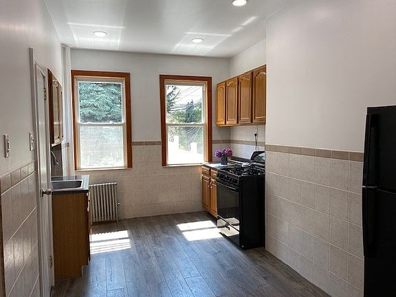 3rd image of 91 Newel St #1R