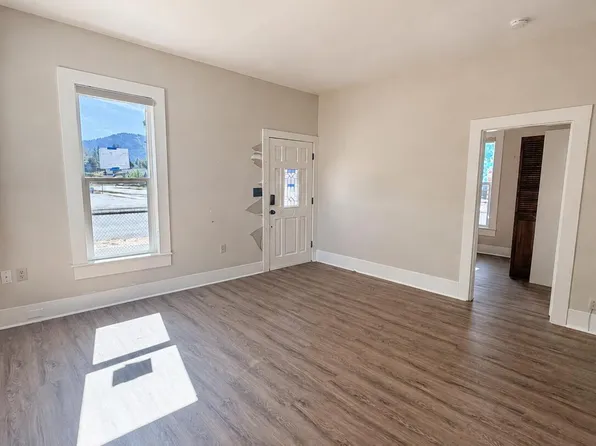 316 SE 8th St, Grants Pass, OR 97526