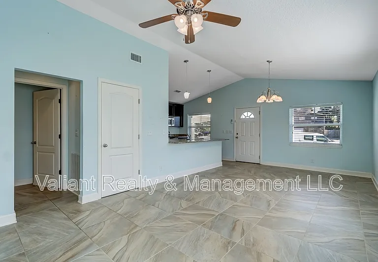 2110 3rd St — Photo 12