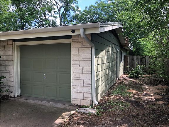 4th image of 2507 Twin Oaks Dr