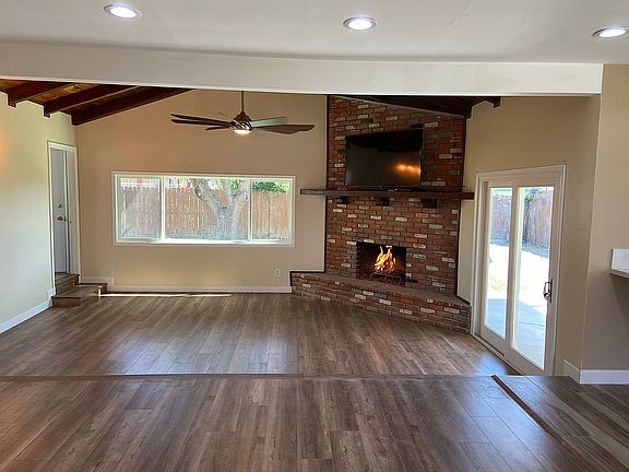 4th image of 15668 Loukelton St