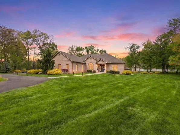 33 Labrie Ln, Holyoke, MA 01040