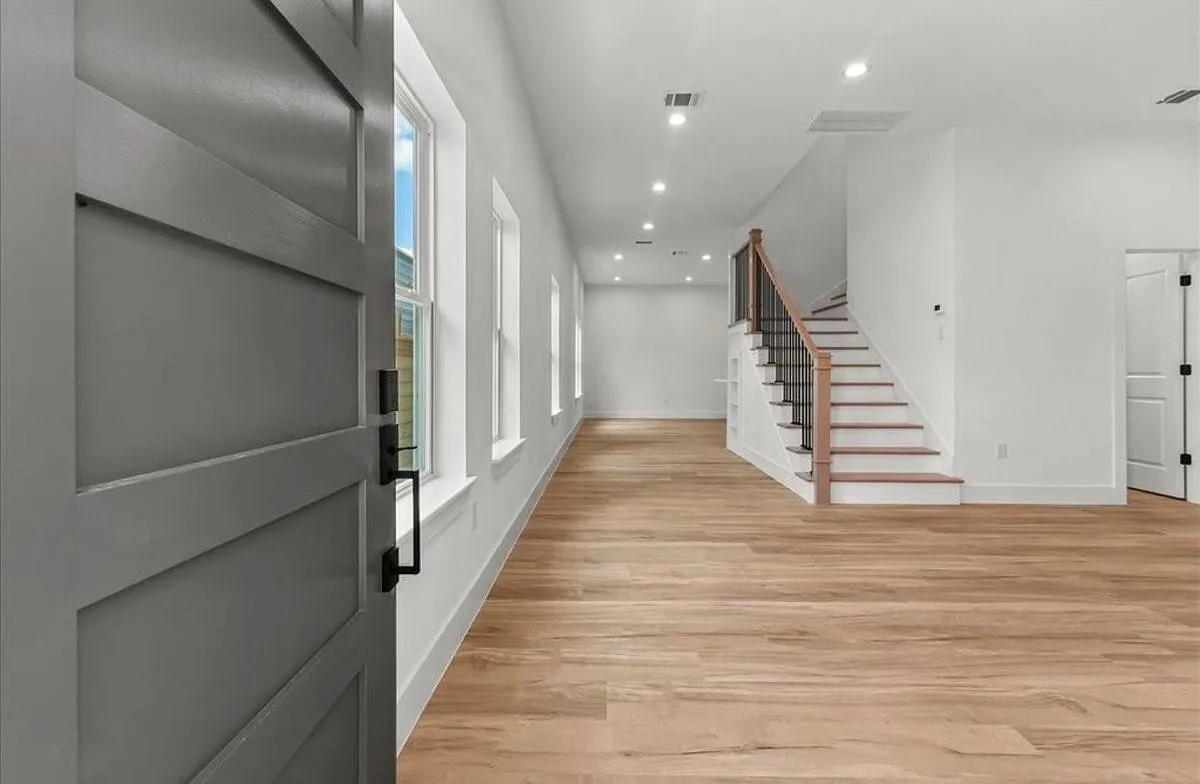 3 bed, 3.0 bath, 1720 sqft, $2,350 — Photo 3