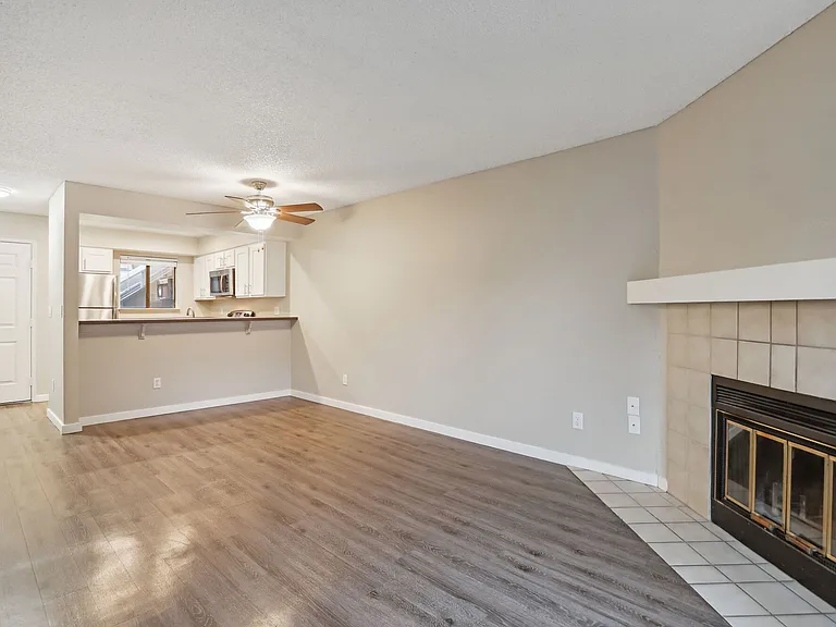 Ellington Apartments — Photo 14