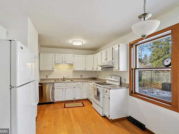 4th image of 804 Stillwater Ave W