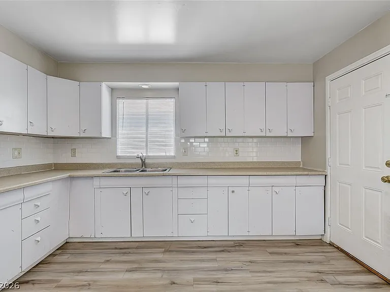 214 W Victory Rd — Photo 6