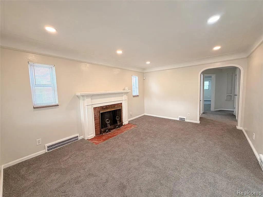 3 bed, 1.5 bath, 1313 sqft, $1,600 — Photo 2