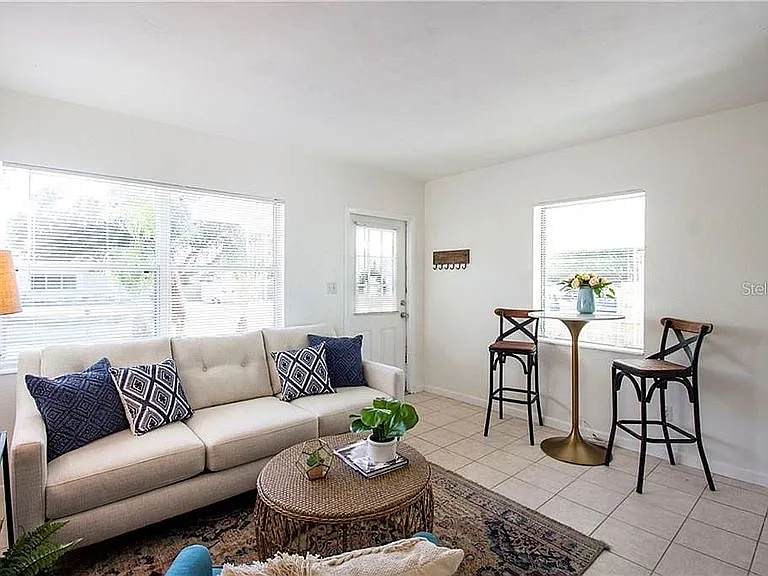 2 bed, 940 sqft, $1,900 — Photo 4