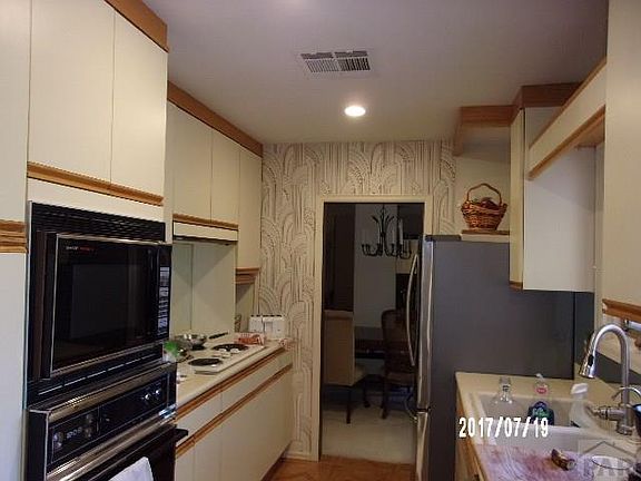3rd image of 10 Belaire Dr
