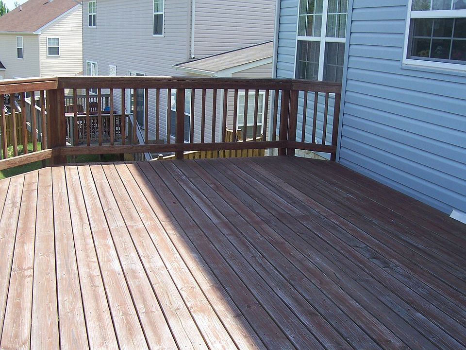 Enjoy summer barbecues on the large deck!