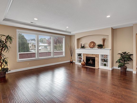 Great Room w/ Fireplace EXPL