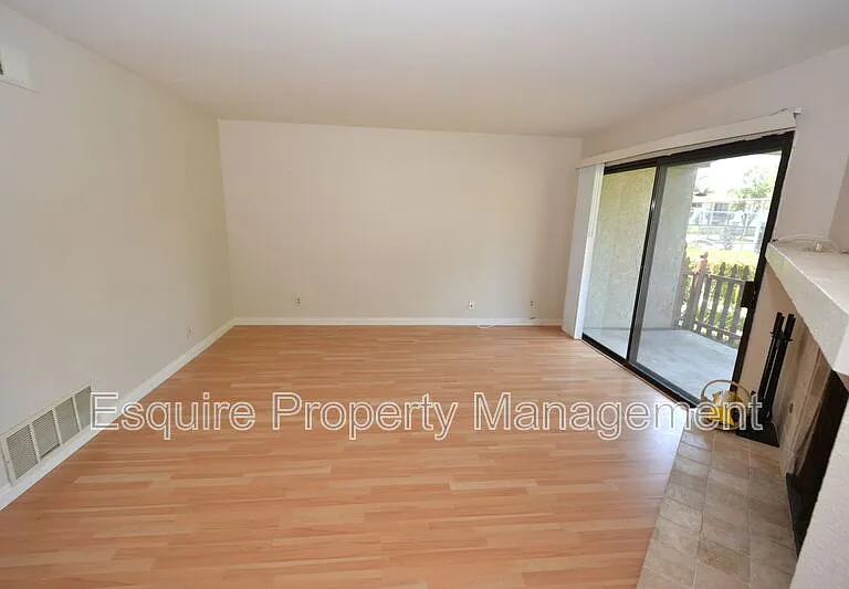 564 Rosewood Ave — Photo 3