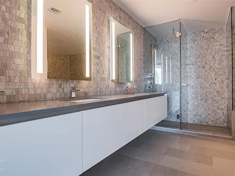 88 SW 7th St #1004 — Photo 8