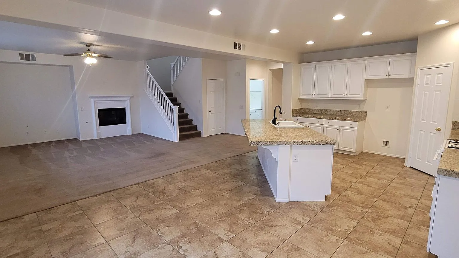 Huge House for Rent in Middle of San Jacinto - — Photo 3