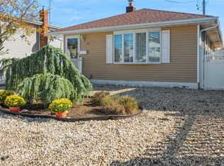 21 W Neptune Ave, Lindenhurst, NY 11757