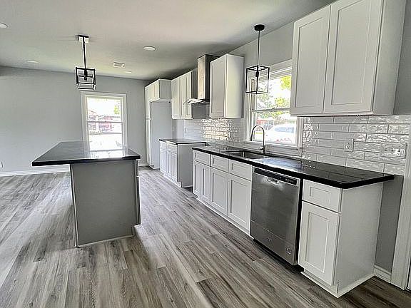 2nd image of 2403 Newton St