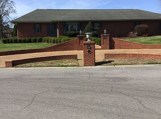 2212 Woodgate Dr, Murray, KY 42071