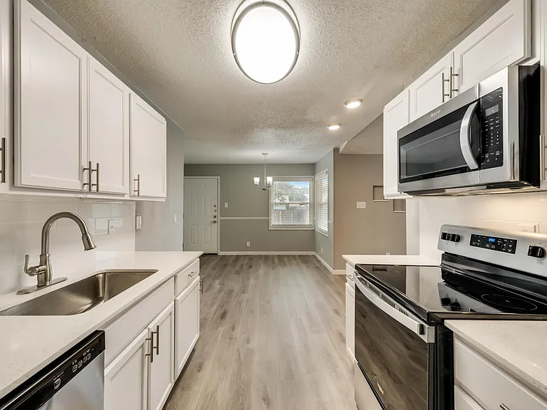 2402 Scotswood Dr — Photo 14