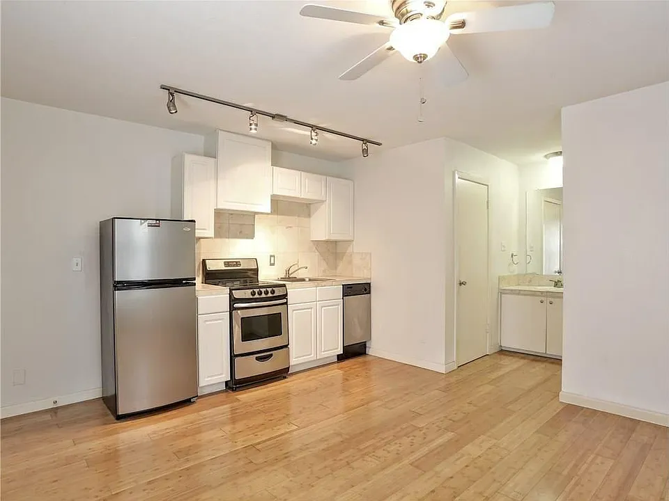 210 W 38th St #A5