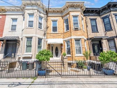 31-82 Crescent Street, Long Island City, NY, 11106
