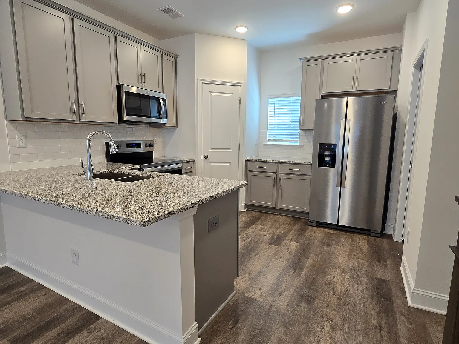 2 bed, 988 sqft, $2,000 — Photo 4