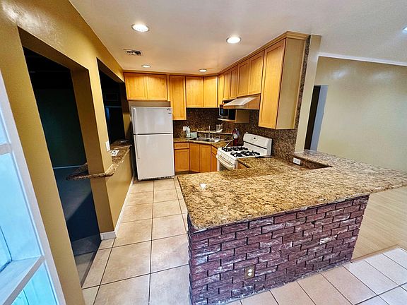 4th image of 300 E Fernfield Dr