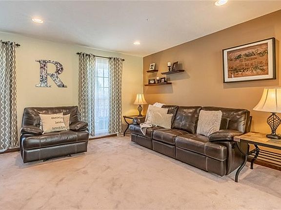 5th image of 464 Cloverdale Dr