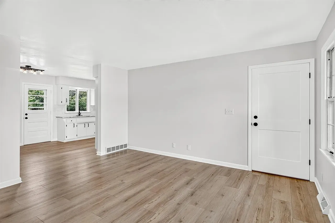 2 bed, 900 sqft, $1,400 — Photo 3