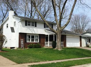 3104 Oxford Dr, Bettendorf, IA 52722