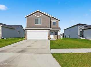 974 David Dr, Grand Forks, ND 58201