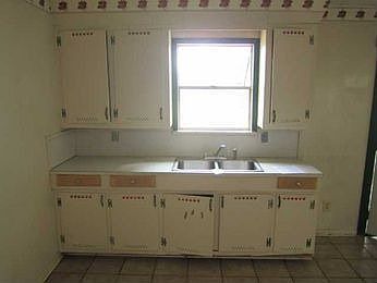 2nd image of 1070 Saint Charles St