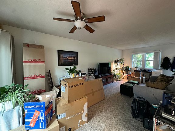 Open layout dining area + breakfast bar