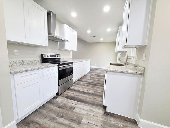 3rd image of 14018 Hollypark Dr
