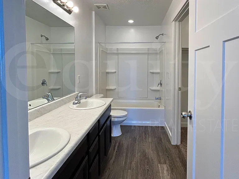 648 E 380 N — Photo 12