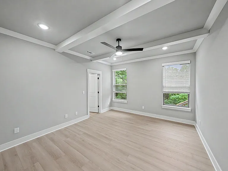 64 Islay Dr — Photo 8