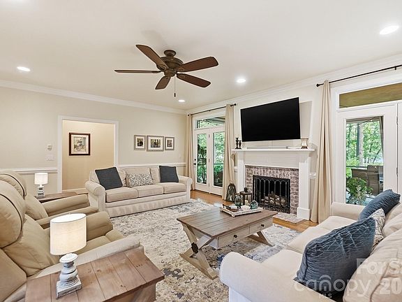 3rd image of 1006 Waterview Ln