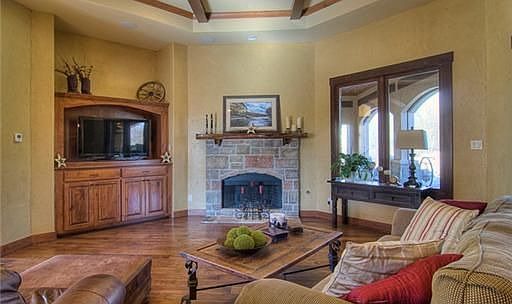 3rd image of 1404 Mission Hills Ct