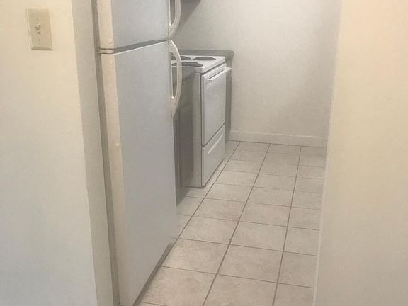 3rd image of 2112 Hewitt Ave #E