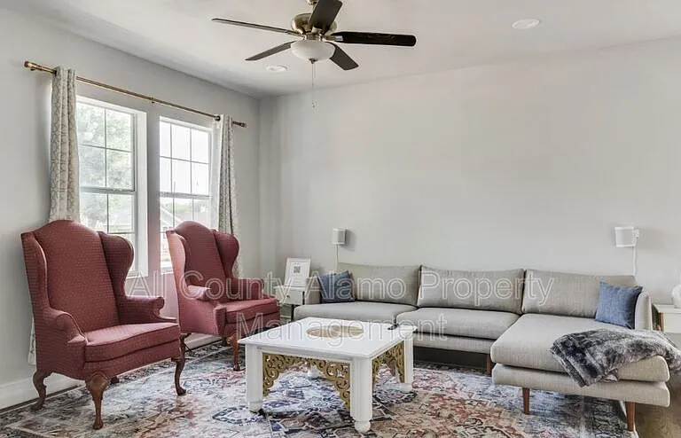 1031 W Gramercy Pl — Photo 3