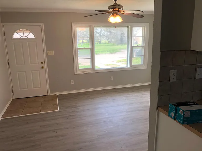 1141 E Sunset St — Photo 2