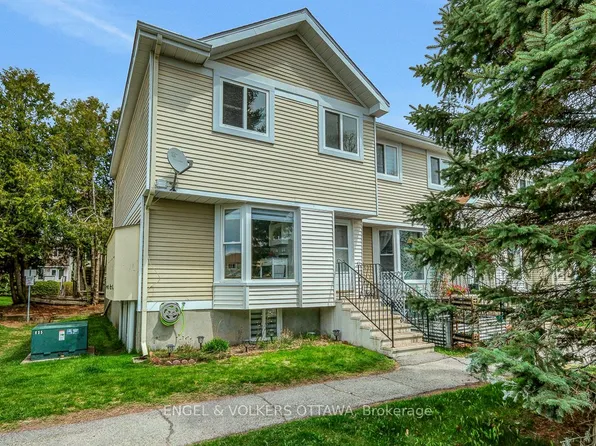 76 McDermot Ct #22, Ottawa, ON K2L 3V5