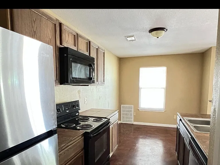1610 Albert Broadfoot St — Photo 3