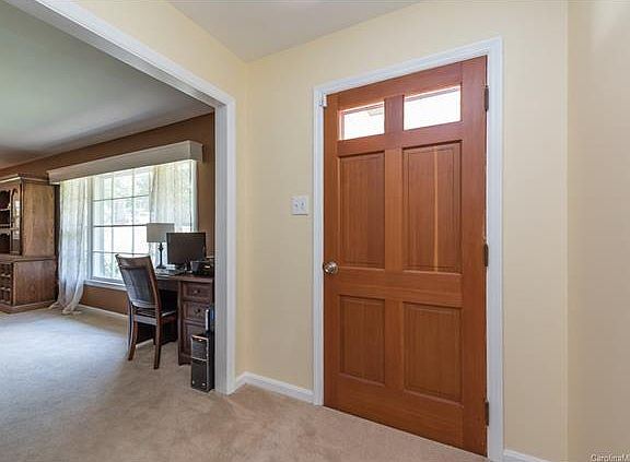 4th image of 1014 Hilldale Dr